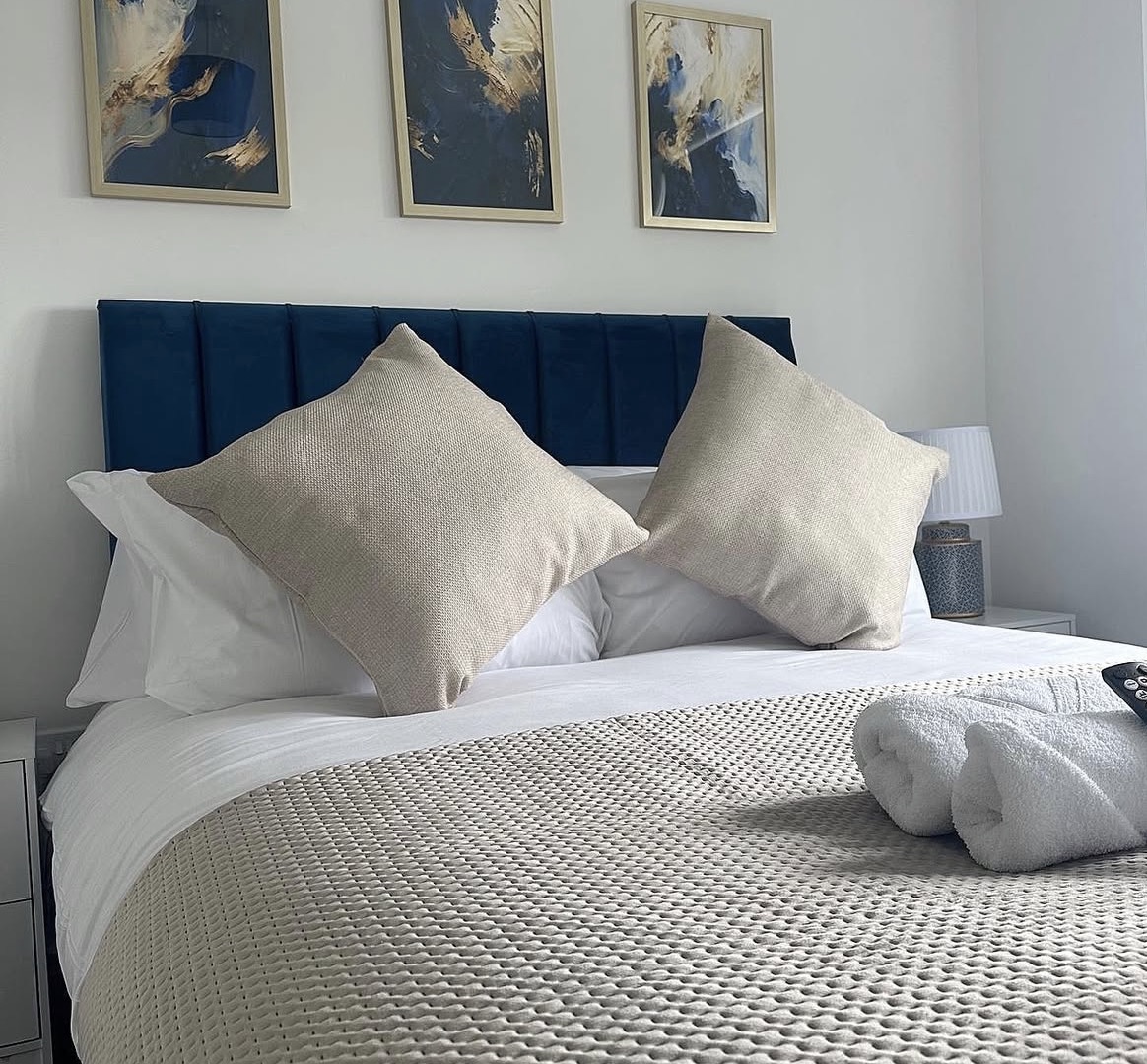Professional bedroom detail clean, Aurora home